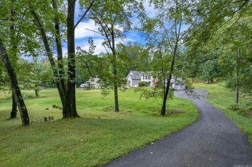 19 Sunrise Ln, Poughkeepsie, NY 12603-4212