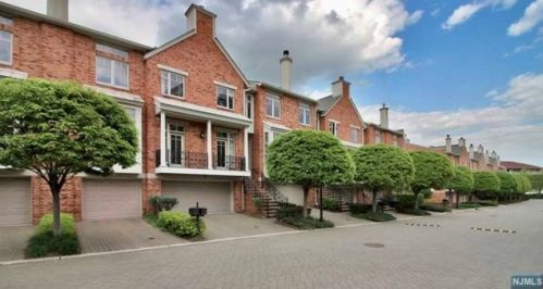 137 Hudson Cv, Edgewater, NJ 07020-1480