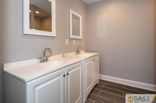 48 Brookville Rd, Edison NJ 08817-4141 exterior