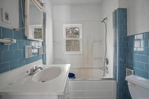 34 Webb Rd, Middletown NY 10940-6535 exterior