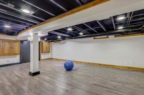 6990 Barnett Ln, Milwaukee WI 53217-3606 exterior