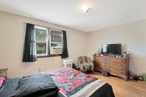 23 Horace St, Manchester CT 06040-6423 exterior