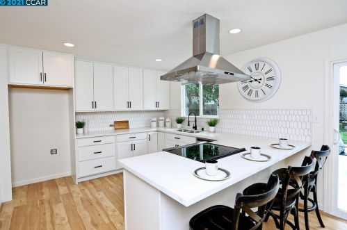 1869 Larkspur Ct, Concord CA 94519-1104 exterior