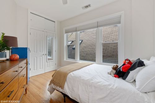 1908 Roscoe St, Chicago IL 60618-6245 exterior