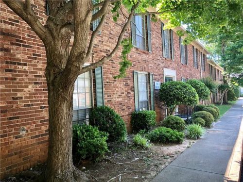 5542 Kingsport Dr, Atlanta GA  30342-4631 exterior