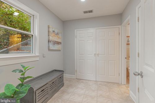 5837 Biscayne Dr, Alexandria VA  22303-1925 exterior