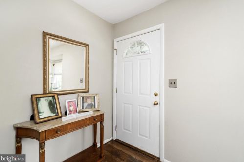 33 Tekening Way, Trenton, NJ 08690-1648