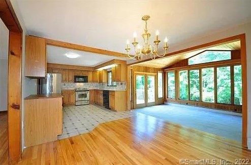 15 Loren Cir, Windsor CT  06095-1012 exterior