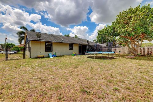 2661 Monterrey Ln, Fort Pierce FL 34953-2085 exterior