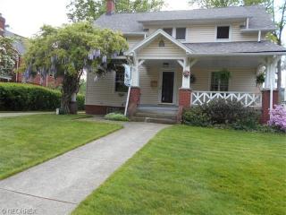 1098 Forest Cliff Dr, Cleveland OH  44107-1216 exterior