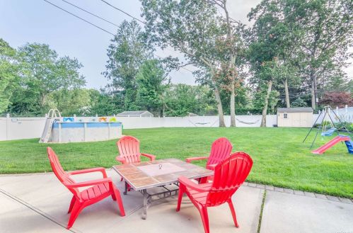 18 Donna Ln, Commack NY 11725-5204 exterior