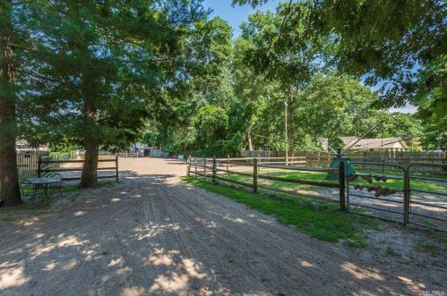 1370 Walnut Ave, Bohemia NY 11716-2110 exterior