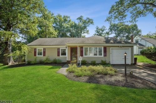 72 Fellswood Dr, Livingston NJ 07039-2238 exterior