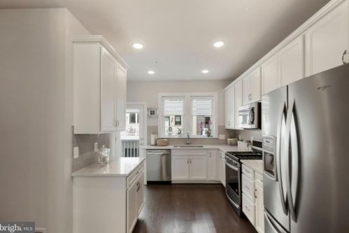 917 King Farm Blvd, Rockville MD 20850-6610 exterior