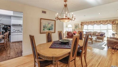 730 Van Dam St, Valley Stream, NY 11581-3524