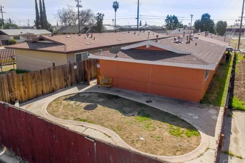 1437 Lake St, Bakersfield CA 93305-4841 exterior