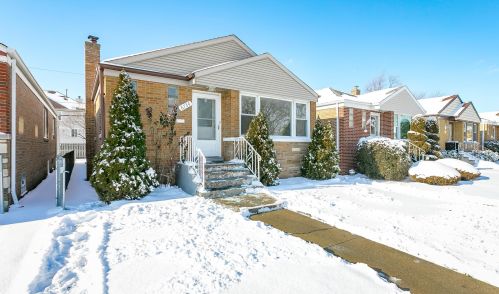 6734 Whipple St, Chicago, IL 60645-4123