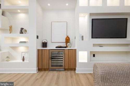 6627 Lincoln Dr, Philadelphia PA exterior