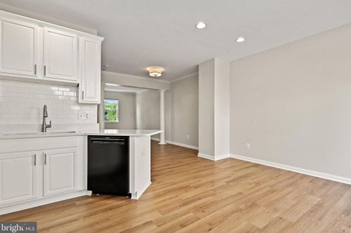 3805 Eisenhower Ave, Alexandria VA 22304-6427 exterior