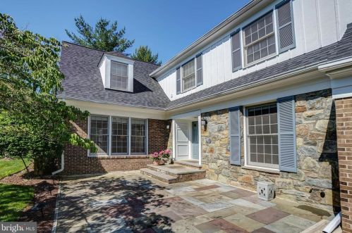 9400 Fox Hollow Dr, Rockville MD 20854-2083 exterior