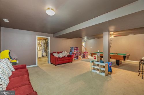 37 Louvain Dr, Hanover PA 17331-8696 exterior