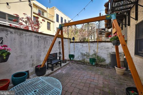 1513 Bainbridge St, Philadelphia PA 19146-2130 exterior