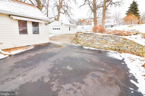 1201 Clagett Dr, Rockville MD 20851-2116 exterior