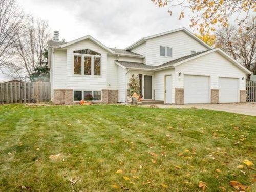 301 Stuttgart Dr, Bismarck, ND 58504-7075