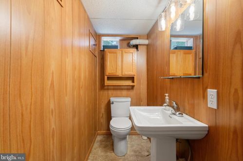 6934 Westhampton Dr, Alexandria VA 22307-1528 exterior