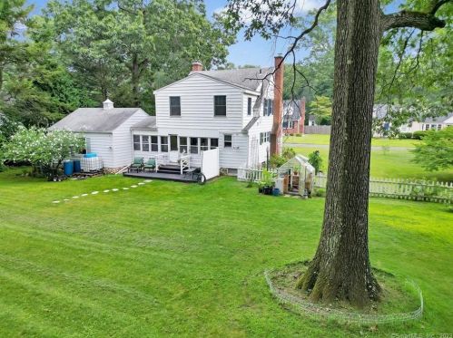 9 Beverly St, Enfield CT 06082-4512 exterior