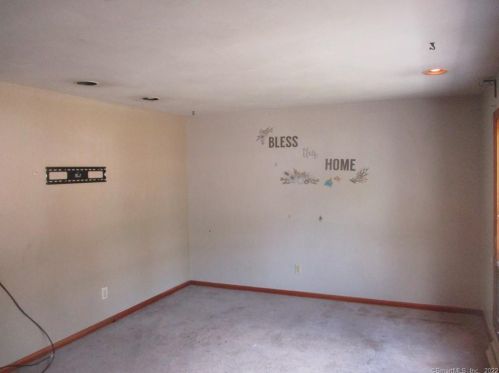 4 Redwood St, Enfield CT 06082-2619 exterior