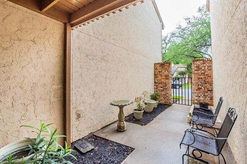 12542 Burninglog Ln, Dallas TX 75243-2118 exterior