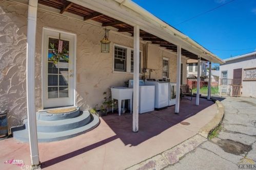 2400 Pacific Dr, Bakersfield CA 93306-4158 exterior