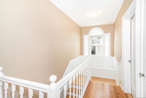 251 239 St, Bronx NY 10470-1811 exterior