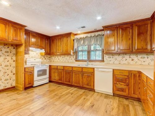 1028 Holly Dr, Gainesville GA 30501-2115 exterior