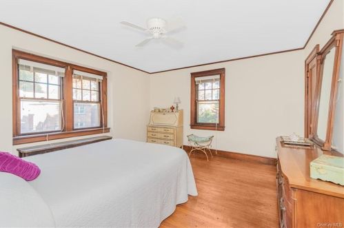 256 260th St, Bronx NY 10471-1822 exterior