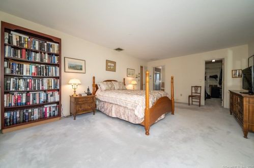 21 Colonial Ln, Ridgefield CT 06877-1921 exterior