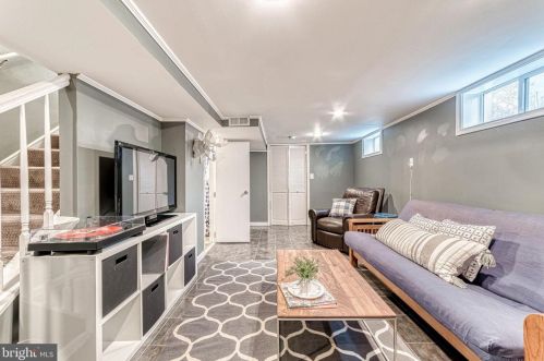 5637 Fenwick Dr, Alexandria VA 22303-1524 exterior