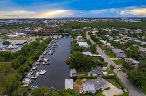 2180 Hbr Ln, Naples FL 34104-4218 exterior