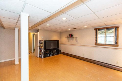 8 Ferncrest Dr, Providence RI 02919-3503 exterior