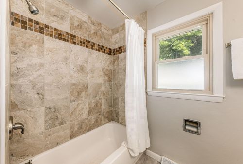 6270 102, Milwaukee WI 53214-2525 exterior