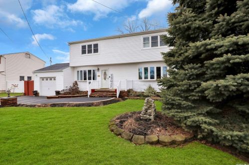 124 Montgomery Ave, Babylon, NY 11704-4815