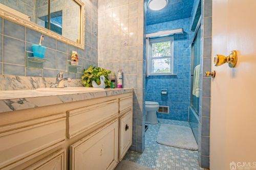 7 Meredith Rd, Edison NJ 08817-2231 exterior