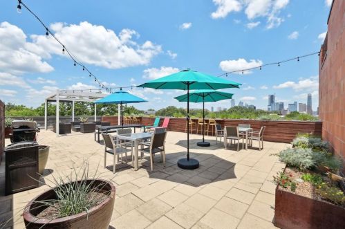 1401 Eva St, Austin TX 78704-3066 exterior