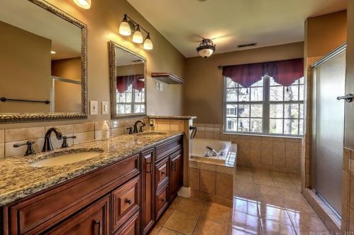 31 Lookout Hl Rd, Milford CT 06461-1878 exterior