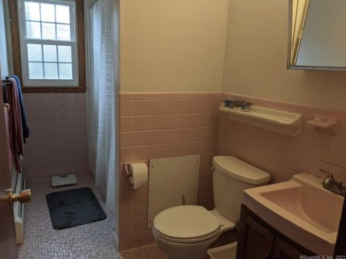 92 Middle Tpke, Manchester CT 06040-4031 exterior