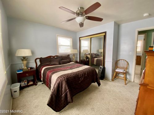 5454 Londonderry Dr, Grand Rapids MI 49508-6325 exterior