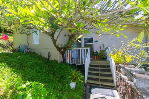 1521 Kalaniwai Pl, Honolulu, HI 96821-1211