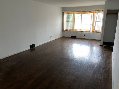 9035 Oglesby Ave, Chicago IL  60617-3853 exterior