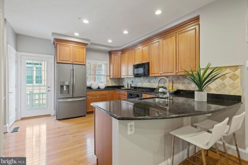 721 Carpenter Rd, Alexandria VA  22314-6227 exterior